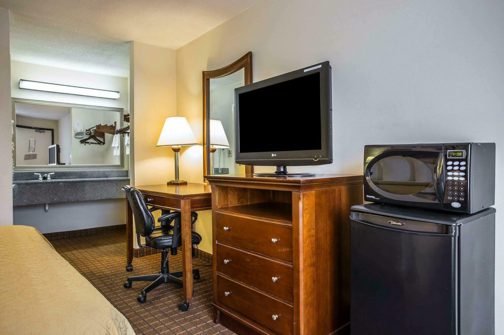 Quality Inn Fort Jackson Колумбия Екстериор снимка